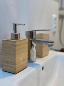 奥斯纳布吕克Stilvolle helle Wohnung im Zentrum的浴室水槽设有水龙头和木箱。