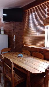 德尔迪阿布罗角Cabañas azules的电视上方的木桌