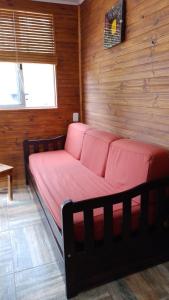德尔迪阿布罗角Cabañas azules的木墙客房的一张床位
