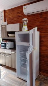 德尔迪阿布罗角Cabañas azules的厨房里设有白色冰箱,门开
