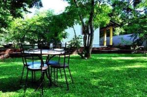 阿努拉德普勒特温布洛克斯自然度假屋的一张桌子和椅子,坐在草地上