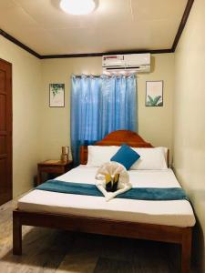 莫阿尔博阿Dreamcatcher Hostel的一间卧室,配有一张床,床上有一个弓