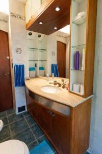 埃斯特角城Casa Acuario - großes Haus mit besonderem Flair的一间带水槽和镜子的浴室