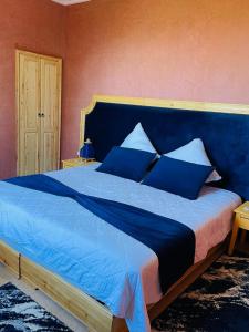 马拉喀什Villa Paradis的卧室内的蓝色床和蓝色枕头