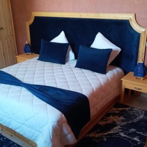 马拉喀什Villa Paradis的一张带蓝色和白色床单及蓝色枕头的床