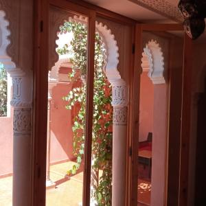 马拉喀什Villa Paradis的带有植物门的房间