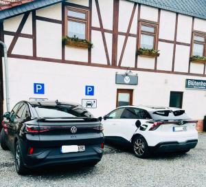 Sarnau布鲁登乡村旅馆的两辆汽车停在大楼前的停车场