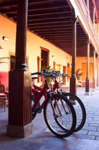 加拉奇科Hotel LIVVO La Quinta Roja的自行车停在一个杆子旁边