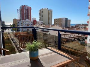 普拉亚博布拉-德法纳Playa Valencia Residencial Sol y Mar Terraza con Vistas y Parking的市景阳台