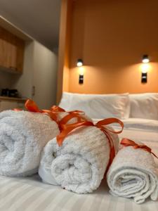阿格里尼翁Orange Luxury apartment in agrinio的酒店客房的床上有两条毛巾