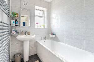 谢菲尔德Space House的白色的浴室设有浴缸、水槽和浴缸。