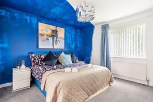 谢菲尔德Space House的蓝色的卧室,配有床和蓝色的墙壁