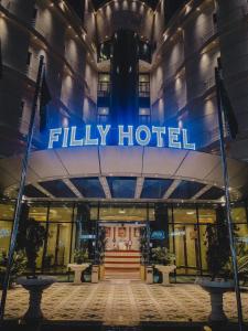 哈伊勒فندق فيلي للشقق الفندقية Filly Hotel Apartments的前面有标志的酒店