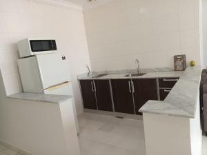 阿尔科兰Al Salam Resort的厨房配有白色冰箱和水槽