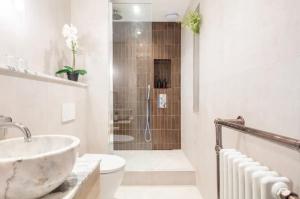 伦敦Spring Stays Cosy 2-Bed Residence with Free Parking的一间带水槽、卫生间和淋浴的浴室