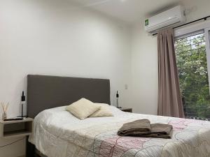 波萨达斯Wawa Estudio 3的一间卧室设有一张床和一个窗口