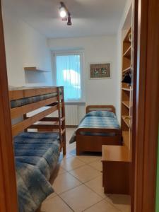 洛韦雷卡萨瓦温德拉度假公寓的一间卧室设有两张双层床和一扇窗户。