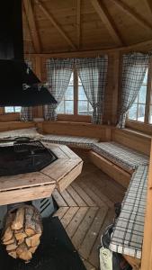 特罗姆瑟Skogstad Ferie og fritid的小屋内景,设有炉灶和窗户