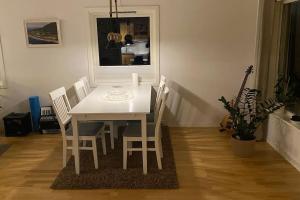 特罗姆瑟Skogstad Ferie og fritid的用餐室内的白色桌椅