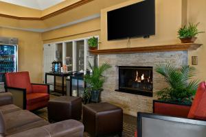 萨吉诺萨吉诺康福特套房酒店的大堂设有壁炉和平面电视。