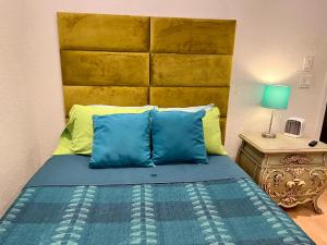 Lake AlfredThe Scandinavian Contemporary Blauw的一间卧室配有蓝色和黄色枕头的床