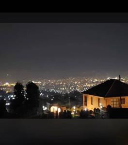 基加利ADRIEL HOMES KIGALi的夜晚可欣赏城市景色的房子
