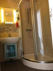 海维康Inviting 2-Bed fully Furnished House-High Wycombe的带淋浴的浴室和玻璃门