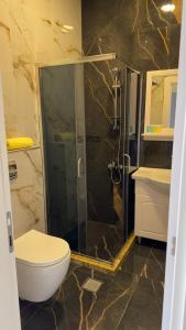 亚喀巴AQABA PRO DIVERS的带淋浴、卫生间和盥洗盆的浴室