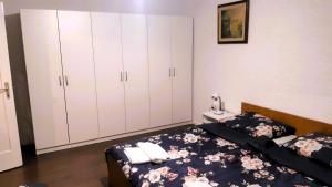 维罗维蒂察Mikesh的一间卧室设有两张床和白色橱柜。