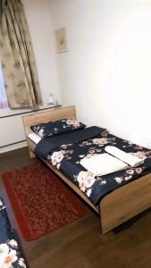 维罗维蒂察Mikesh的一间卧室配有两张鲜花床。