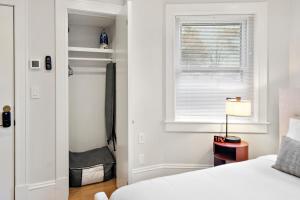 波士顿Charlesgate Suites的白色的卧室设有床和窗户