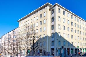 赫尔辛基Modern flat in the citycenter Helsinki的街道拐角处的白色大建筑