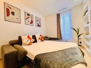 尼斯Apartment Malaussena - Reception 24&7 - Center Libération的一间卧室配有一张床和一张沙发