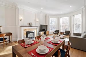 波士顿Charlesgate Suites的客厅配有桌子和壁炉