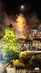 格雷梅Chelebi Cave House Hotel Over 6的背景中带烟花的圣诞树