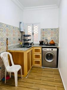 马拉喀什Julie's AIRPORT Apartment的厨房配有炉灶和洗衣机。