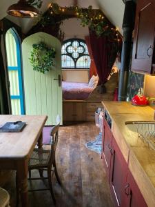 布德Enchanting Hand Painted Tabernacle with Hot Tub的一间厨房,内设一张桌子和一张床
