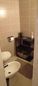 马泰拉Casa vacanze San Giovanni nei Sassi的浴室配有白色卫生间和盥洗盆。