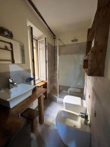 卡莫利Iris 3: Un Fiore a Camogli的一间带水槽和卫生间的浴室