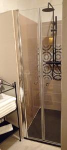 马泰拉Casa vacanze San Giovanni nei Sassi的浴室里设有玻璃门淋浴