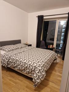 哥本哈根A charming apartment in the heart of Copenhagen的一间卧室配有一张带黑白色棉被的床