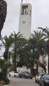 厄尔·波普瑙·德尔·戴尔Cal Xot的停车场内停有汽车的钟楼