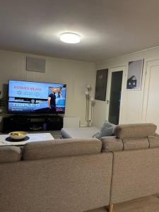 Modern 2-bedroom apartment的带沙发和平面电视的客厅