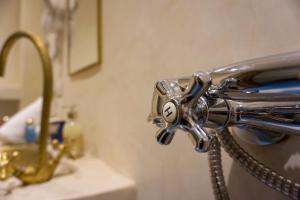 马拉喀什Flowers riad的浴室内一个金属水龙头,水槽
