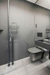 埃讷安Casinotuerm的一间带卫生间和水槽的浴室