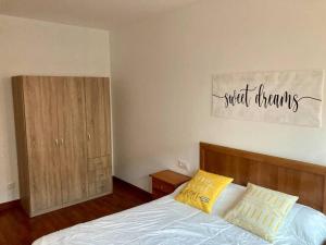 萨米艾拉Apartamento con jardín y piscina temporada verano privados的一间卧室配有一张带两个黄色枕头的床