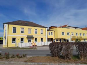 劳申瓦斯鲍尔酒店的街道边的黄色建筑