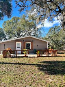 Lake AlfredThe Lake Alfred Citruswood Cabin的一个小房子,设有门廊和院子