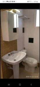 卡斯特利翁-德拉普拉纳Castellón Apartment Basic的浴室配有白色水槽和卫生间。