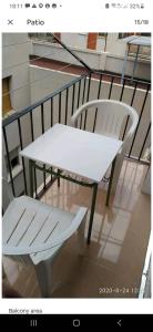 卡斯特利翁-德拉普拉纳Castellón Apartment Basic的阳台配有白色桌子和白色椅子